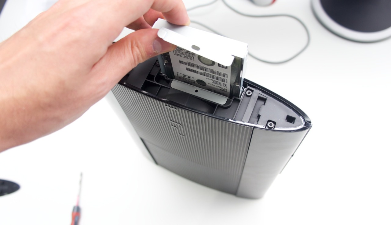 talento paciente mezcla How to change the new super-slim PS3 hard drive - GameSpot